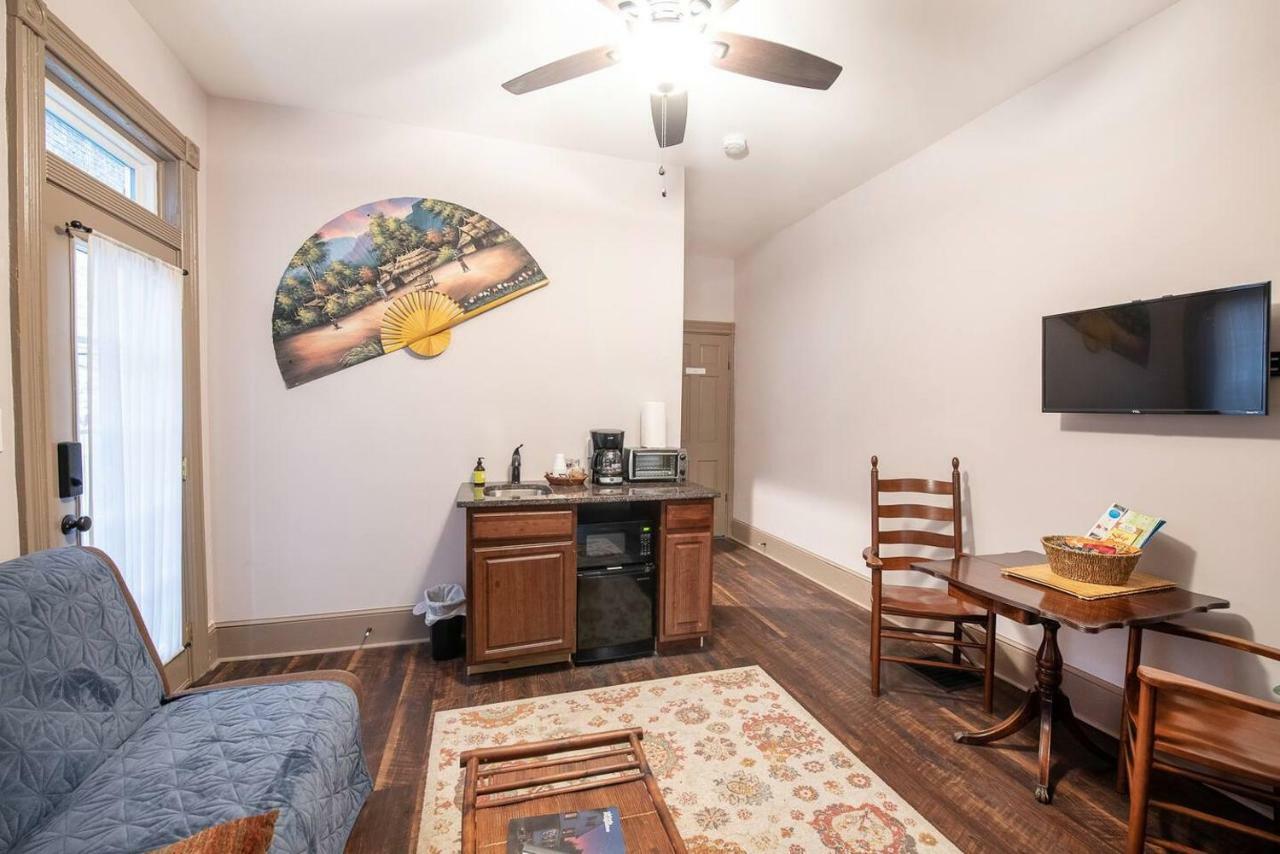 Cozy Hideaway In The Heart Of Lancaster Appartamento Esterno foto